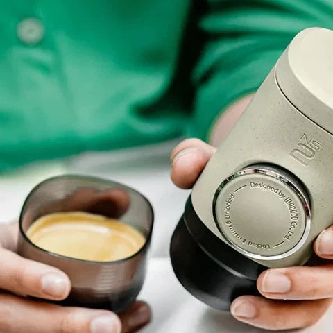 Détail du porte-filtre et du réservoir 80 ml de la Minipresso NS2