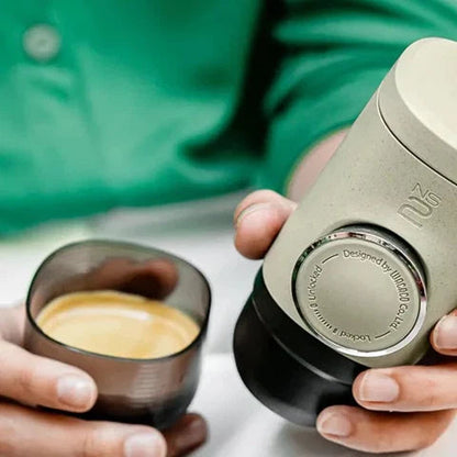 Détail du porte-filtre et du réservoir 80 ml de la Minipresso NS2
